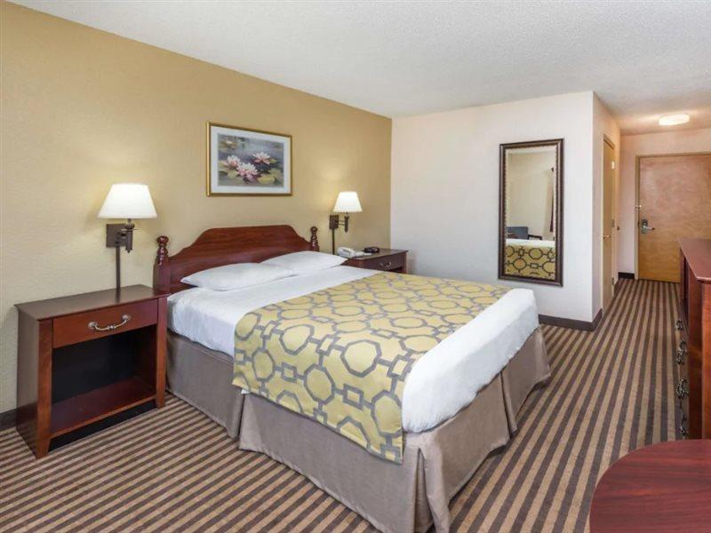 Hotel Baymont By Wyndham Metropolis Extérieur photo
