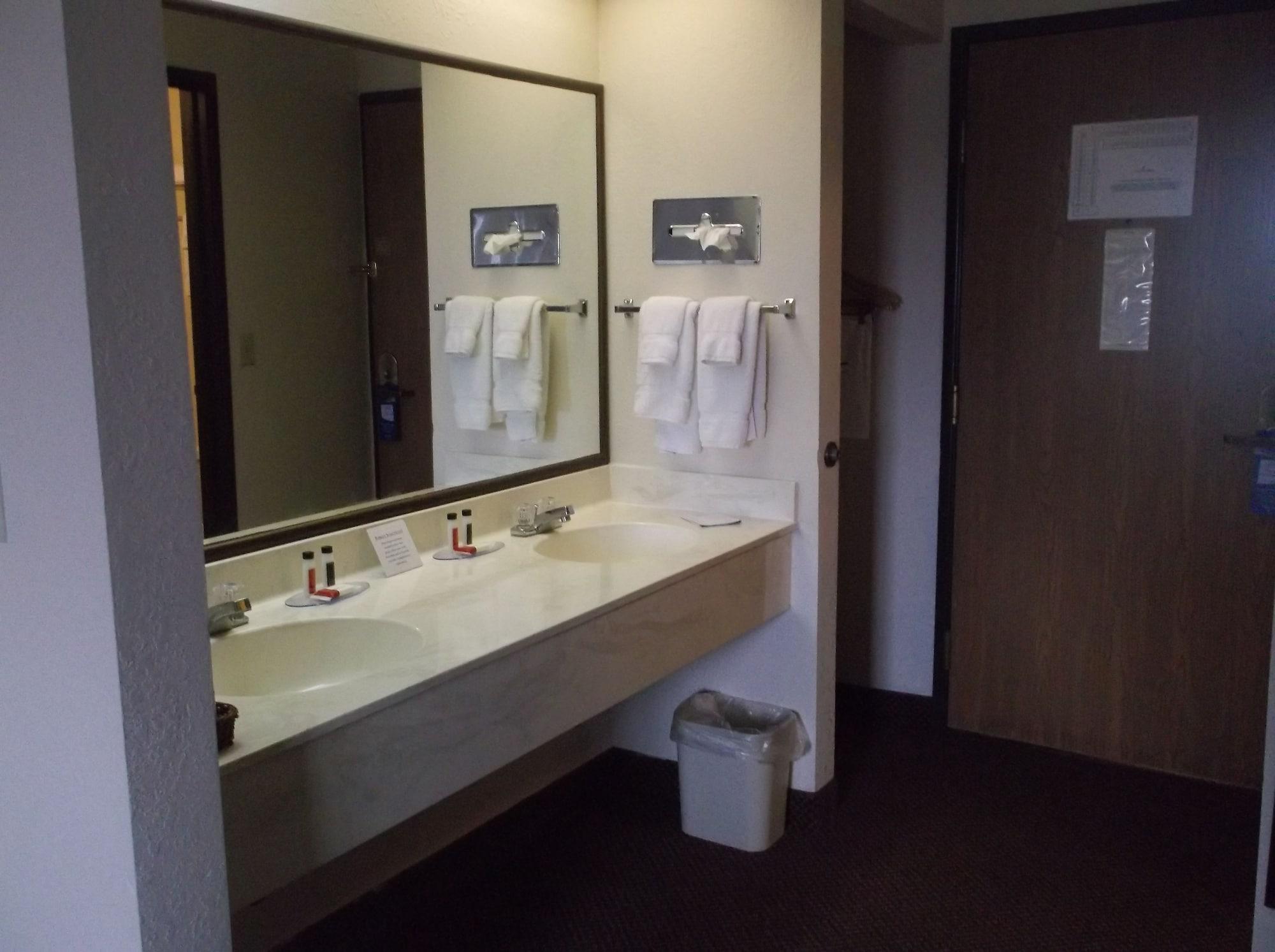 Hotel Baymont By Wyndham Metropolis Extérieur photo